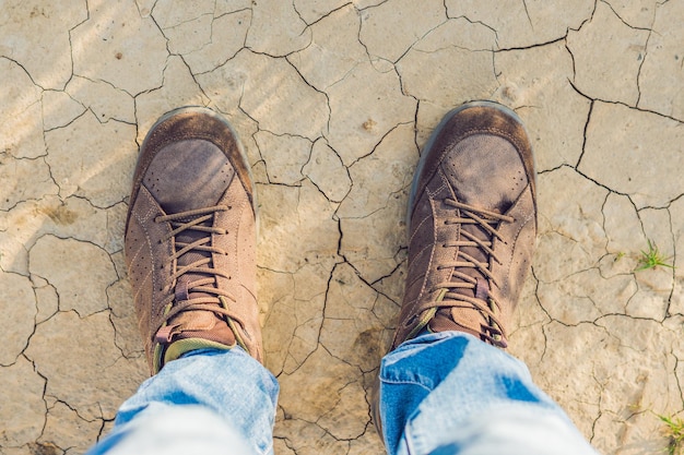 Voeten trekkingschoenen wandelen reiziger alleen buiten wilde natuur levensstijl reizen extreme overleving