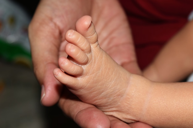 voeten van de baby in de hand van de moeder