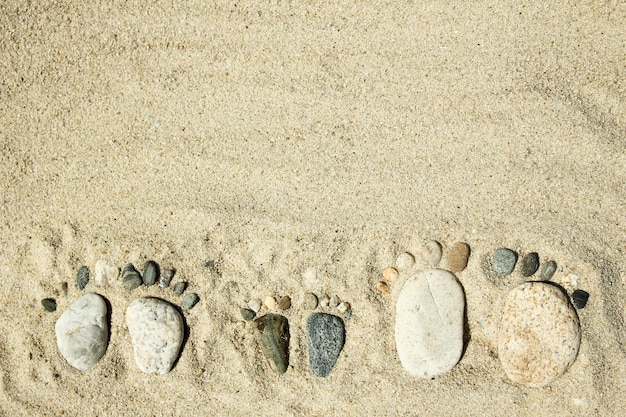 Voeten van een familie van stenen op de zee in de zomer