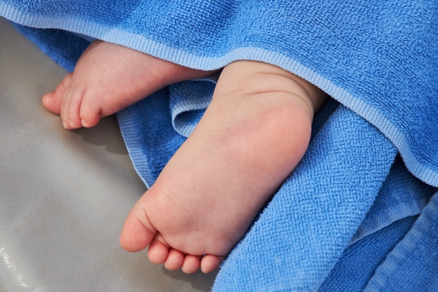 Voeten van een kleine slapende baby op een strand