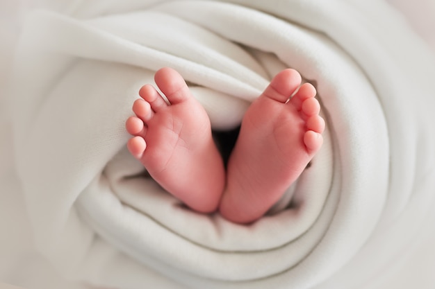voeten van een pasgeboren baby op een licht