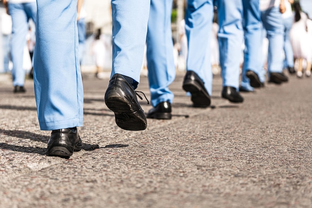 Voeten van geüniformeerde mannen marcheren in een parade