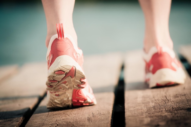 Voeten van joggende vrouw Zomersportconcept