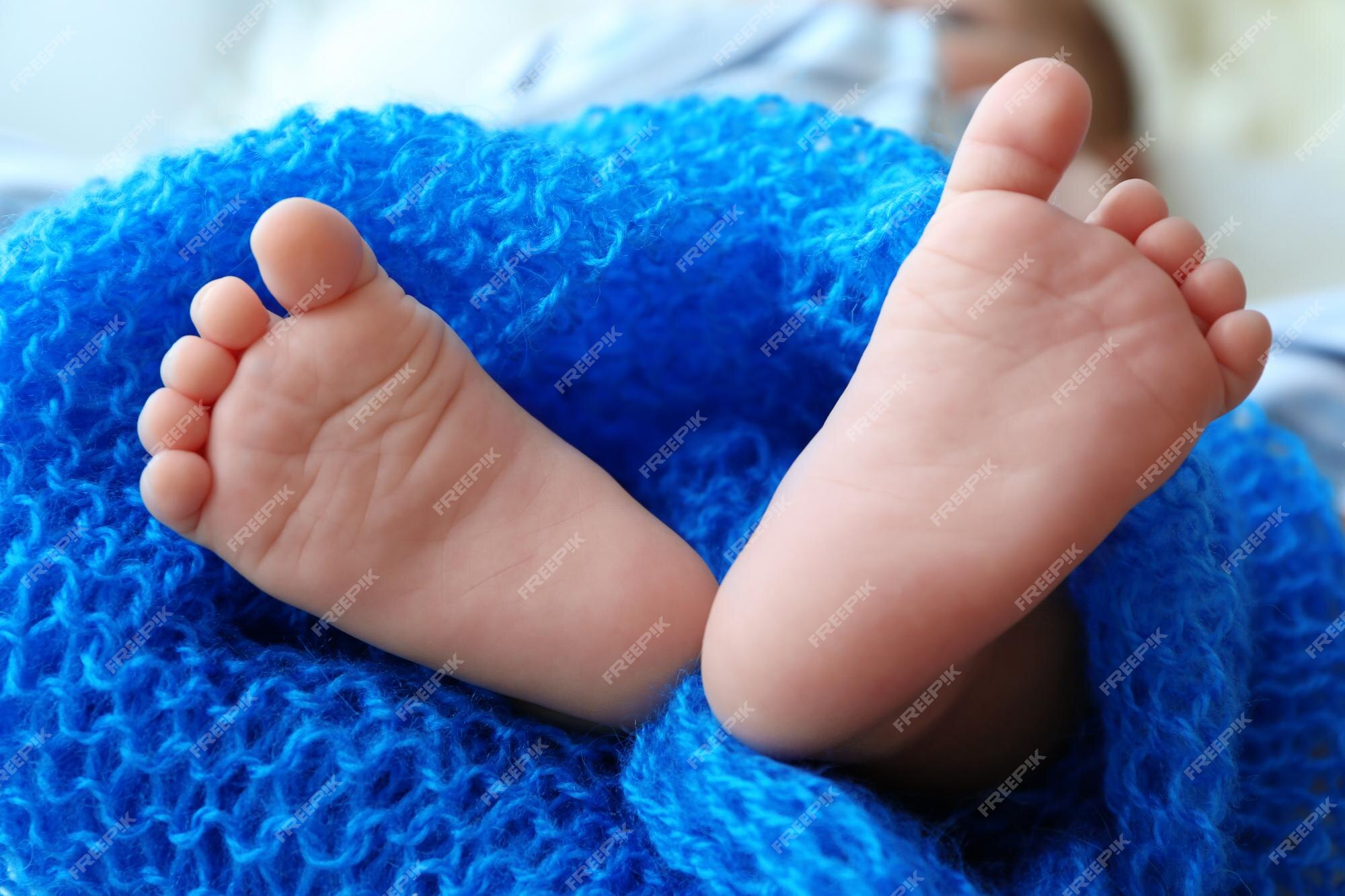 bewondering Sandalen Aktentas Voeten van schattige baby bedekt met blauwe deken close-up bekijken |  Premium Foto