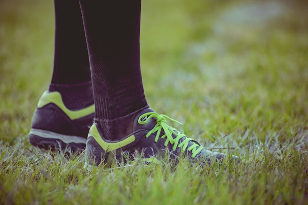 Voeten van voetballer op gras