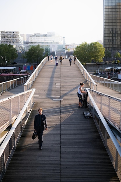 Voetgangers lopen op een brug in het centrum van Parijs