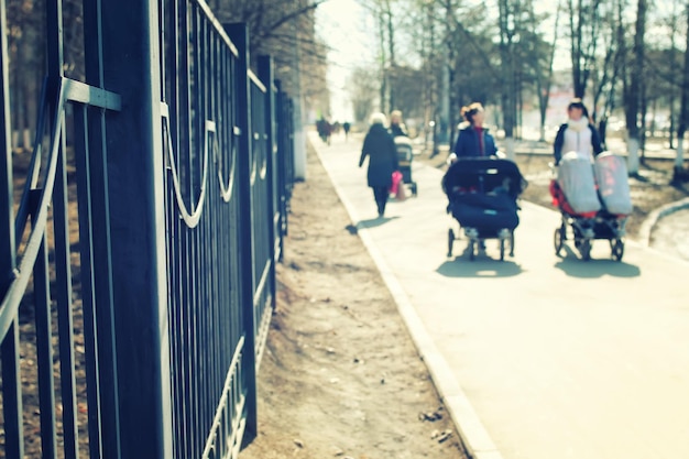 Voetgangers trottoir het hek zonlicht