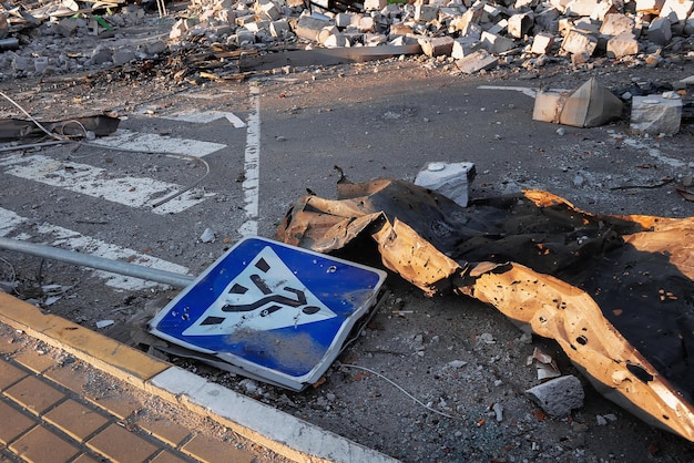 Voetgangersbord in de buurt van verwoest winkelcentrum als gevolg van mortiergranaten