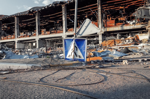 Voetgangersbord op de achtergrond van het verwoeste winkelcentrum Irpin 2022 Oorlog in Oekraïne