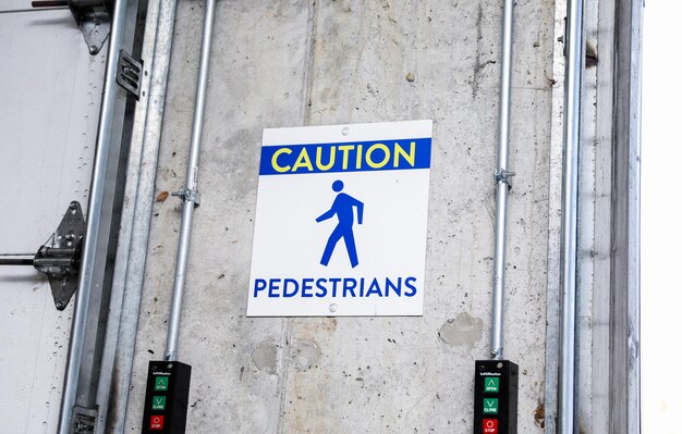 Foto voetgangersbord op een drukke stadsstraat dat voetgangers veilig door het stedelijke veiligheidsconcept leidt