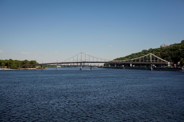 Voetgangersbrug over de Dnjepr rivier Kiev Stad landschapsmening van de brug van bovenaf