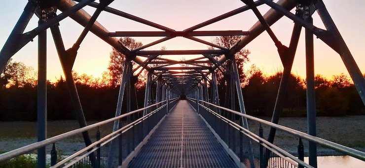 Foto voetgangersbrug tegen de hemel tijdens zonsondergang