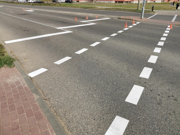 Voetgangersovergang op het kruispunt van straten in de stad met vers geschilderde markeringen