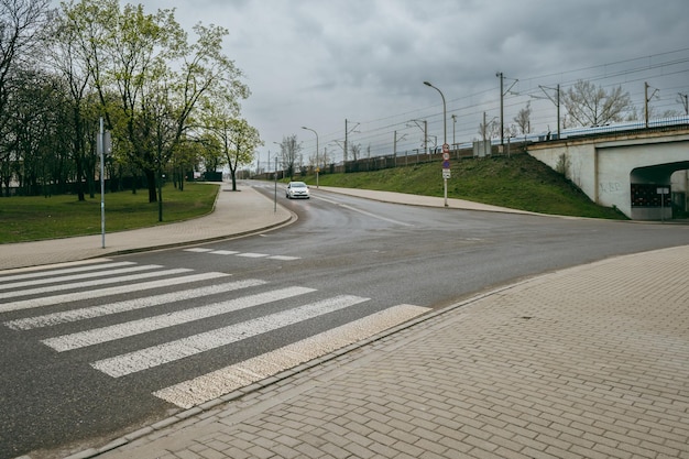 Voetgangersoversteekplaats op de kruising van drie wegen