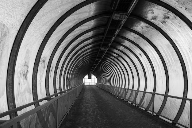 Foto voetgangersoversteekplaats over de snelweg gemaakt in de vorm van een tunnel