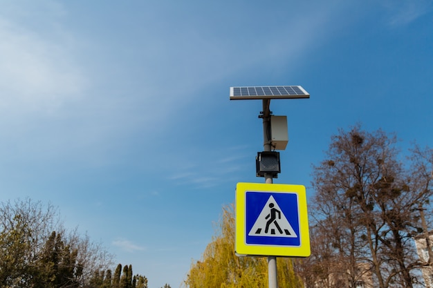 Voetgangersoversteekplaatsteken dat door zonnepanelen wordt aangedreven