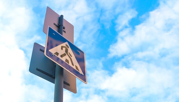 Voetgangersoversteekplaatsteken op de weg blauwe hemelachtergrondstraten en stad met hoog verkeersconcept