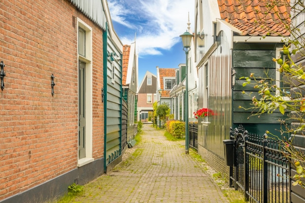 Voetgangersstraat tussen landelijke Nederlandse huizen