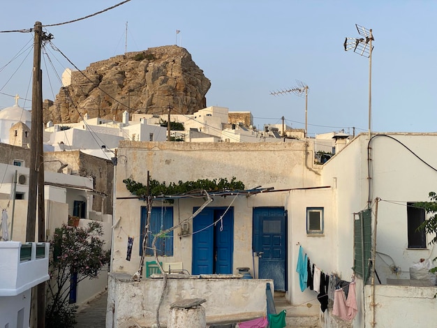 Voetgangersstraat van het Griekse dorp Chora, gebouwd rond een grote rots op het Amorgos-eiland Egeïsche Zee