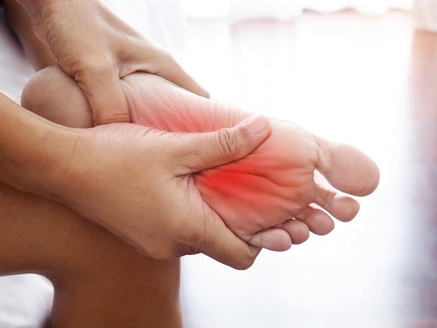 Voetletsel gebruik handmassage op voeten om spieren te ontspannen van hielpijn enkels en botten van ontsteking van pezen