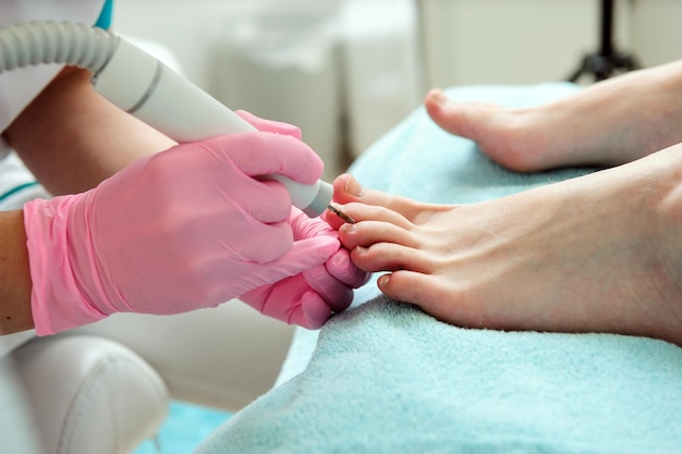 Voetmassage in de spa salonVrouw in een schoonheidssalon voor pedicure en voetmassage