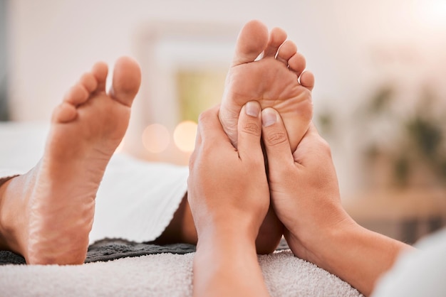 Voetmassage, reflexologie en podotherapeut in luxe spa voor vrouwenvoeten, verlichting van stress, spierontspanning, behandeling en wellness, fysiotherapie, zen-pedicure, zelfliefde, chakra en zelfzorg, spirituele genezing