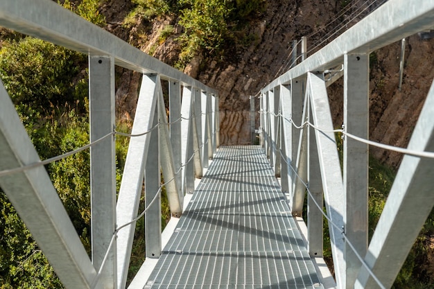 Voetpad van de metalen voetgangersbrug in de berg in de stad Panticosa in de Pyreneeën Huesca