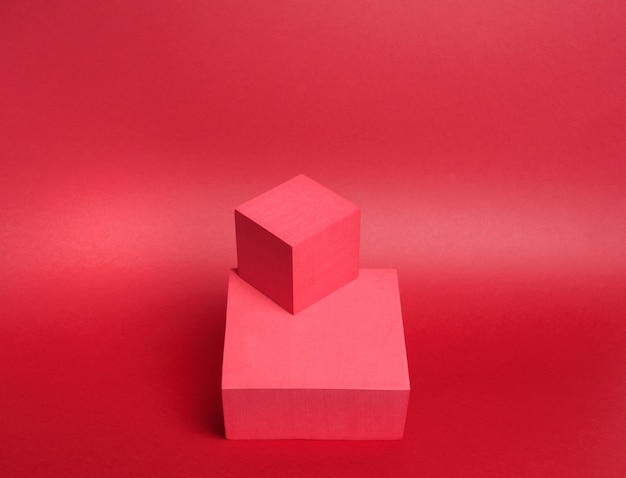 Voetstuk van twee kubussen op een papieren ondergrond