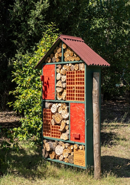 Vogel- en insectenhotel gemaakt van boomstammen, bakstenen en andere items