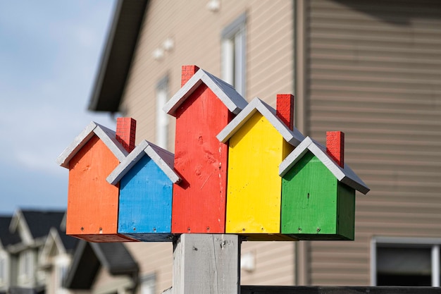 Vogelhuisje op straat op een hek in de stad