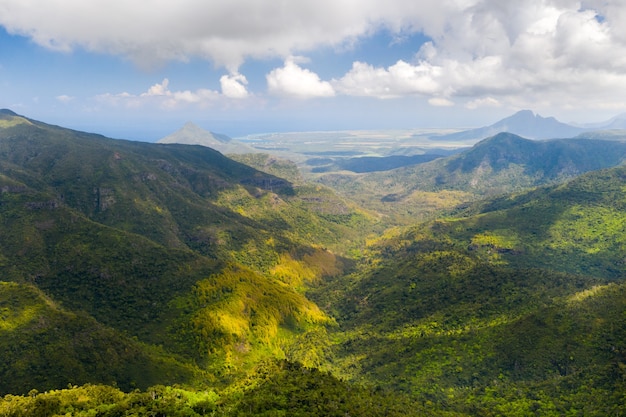 Vogelperspectief op de bergen en velden van het eiland Mauritius.