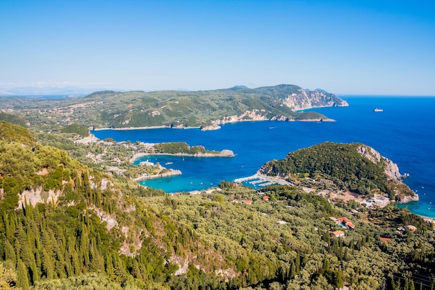 Vogelperspectief van de baai van Palaiokastritsa in de baai van Noord-Corfu, Griekenland, met helder azuurblauw water Europa
