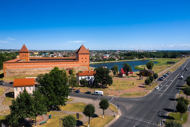 Vogelperspectief van het middeleeuwse Lida-kasteel in Lida. Wit-Rusland. Kastelen van Europa.