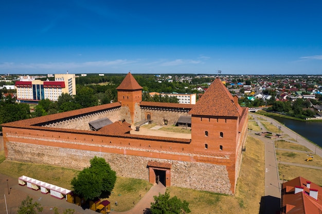 Vogelvlucht van het middeleeuwse kasteel Lida in Lida. Wit-Rusland. Kastelen van Europa