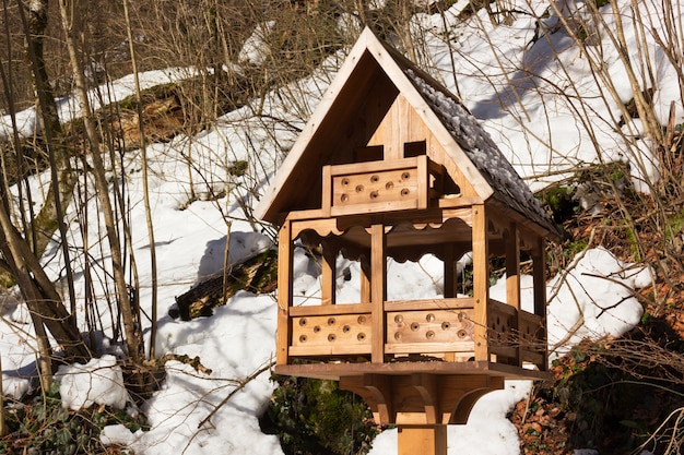 Vogelvoeders in de wintertuin