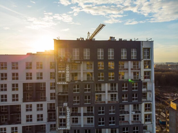 vogelzicht op de contractieplaats met kraan bij zonsondergang