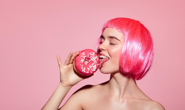 Vogue-model likt donut