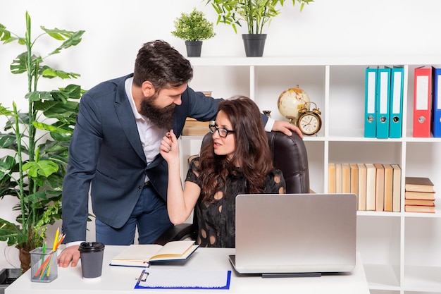 Vol flirt Flirterige vrouw raakt man door baard Zakenvrouw flirt met zakenman