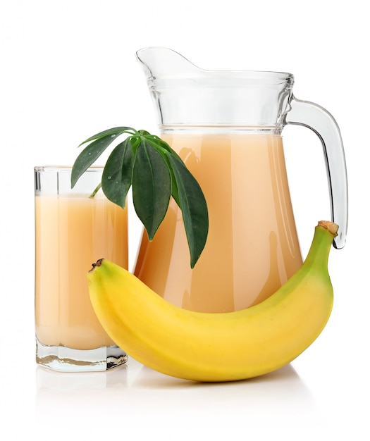 Vol glas en kruik van bananen sap en fruit geïsoleerd