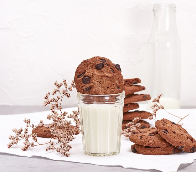 Vol glas melk en ronde chocoladeschilferkoekjes