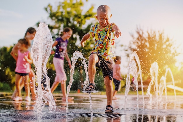 Vol lengte van kinderen in het zwembad tegen de lucht