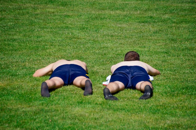 Foto vol lengte van mensen die op het veld liggen