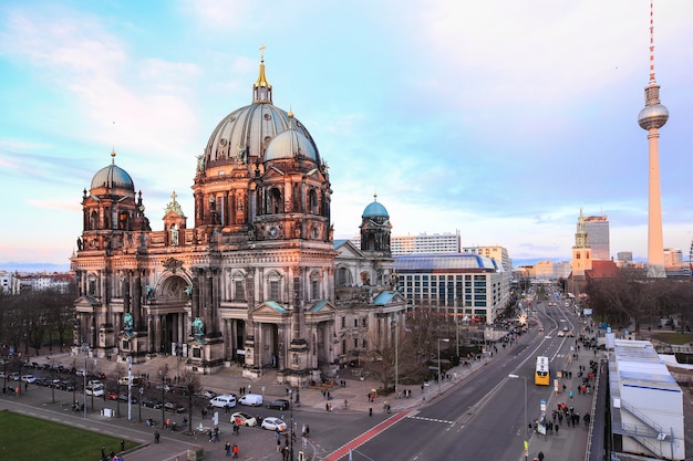 Vol toeristen genieten van een bezoek aan de kathedraal van berlijn, berliner dom overdag, berlijn, duitsland