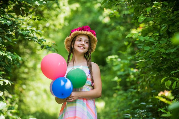 Vol vreugde lente jongen mode meisje met roze bloemen groene natuur gelukkig tienermeisje in stro hoed