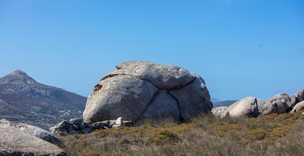 Volax dorp op het eiland Tinos, Cycladen, Griekenland Enorme granieten vulkanisch gesteente Zomerdag blauwe lucht