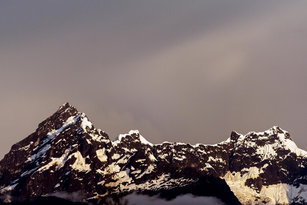 Volcan altar recibiendo los ultimos rayos de sol de la tarde cordillera de los andesEcuador