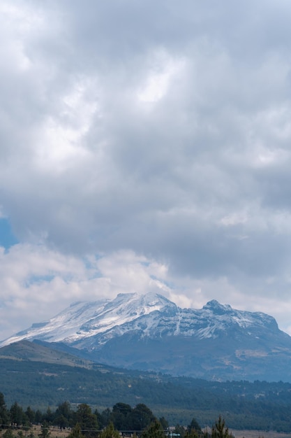 Volcan Iztaccihuatl in Puebla Mexico Slapende vrouw