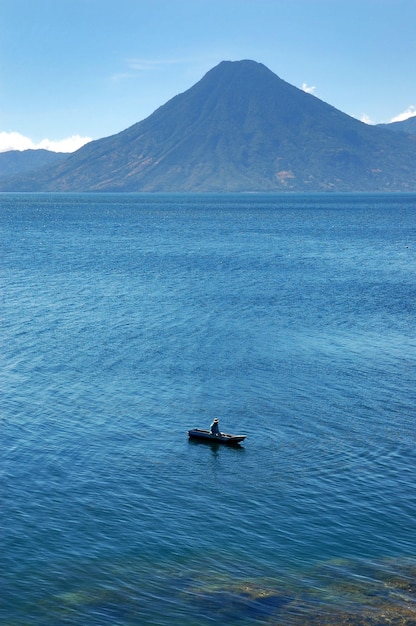 Lago vulcanico atitlan in guatemala