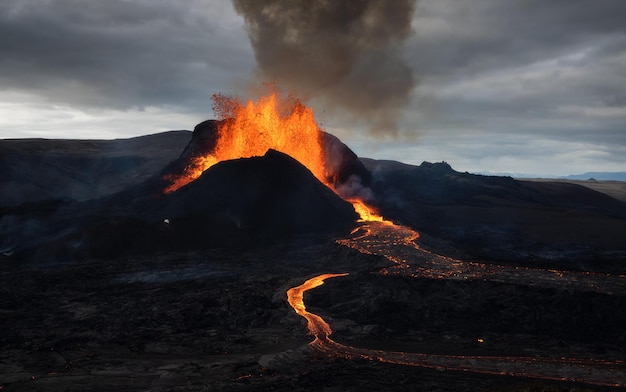 Foto eruzione vulcanica e flusso di lava a fagradalsfjall, penisola di reykjanes, islanda