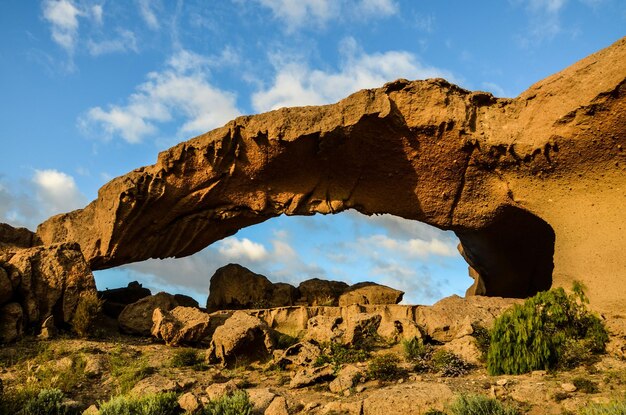 Photo volcanic formation natural arch in the desert tenerife canary islands spain